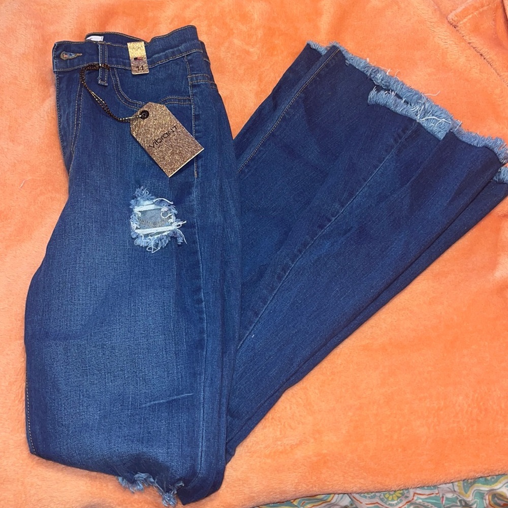 ✨BRAND NEW PAIR OF BELL BOTTOM RIPPED JEANS✨